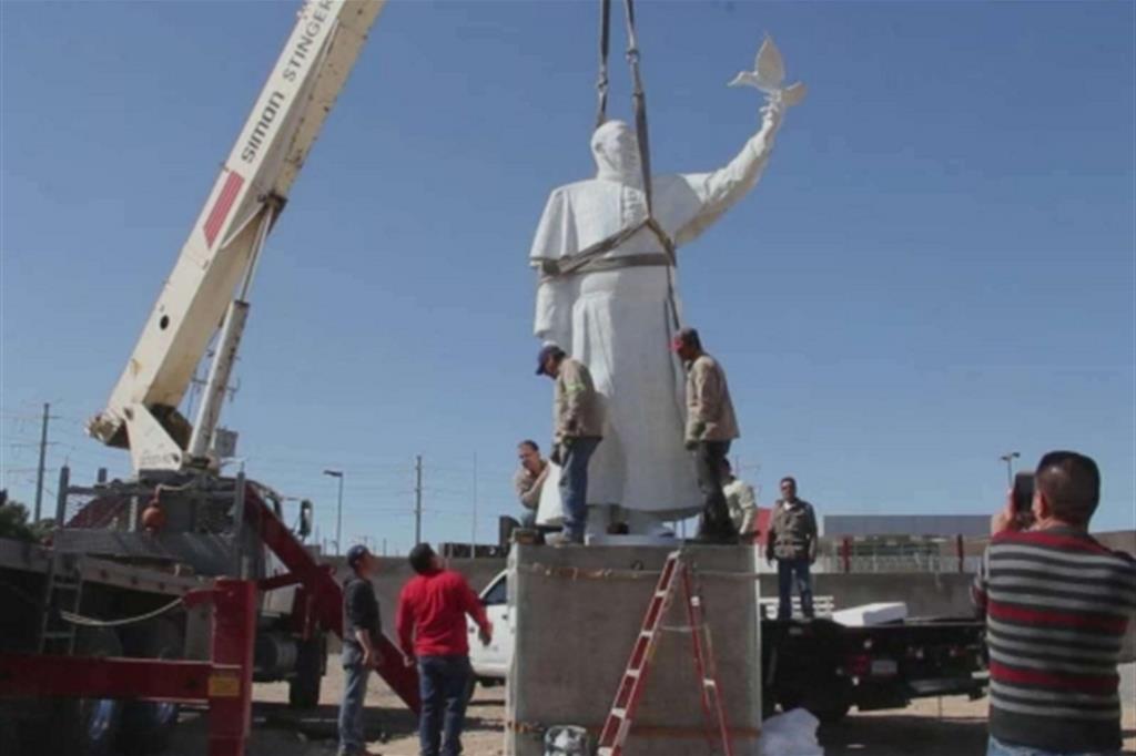 La scultura di papa Francesco posizionata alla frontiera di Ciudad Juárez, tra Messico e Stati Uniti