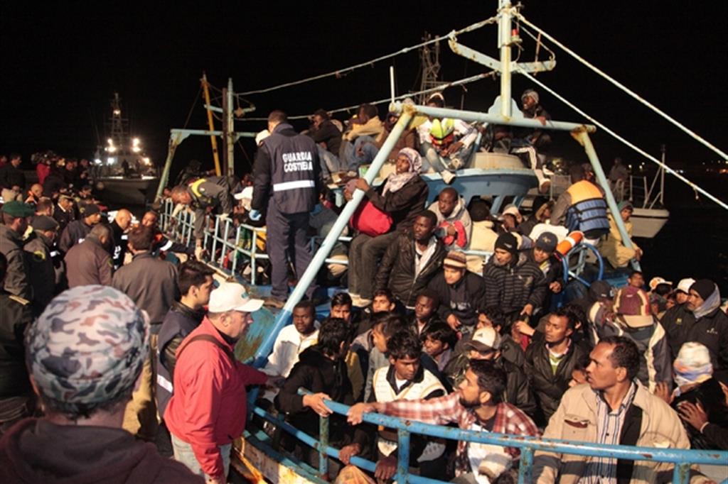 Motovedette e aiuti economici alla Libia per fermare i flussi