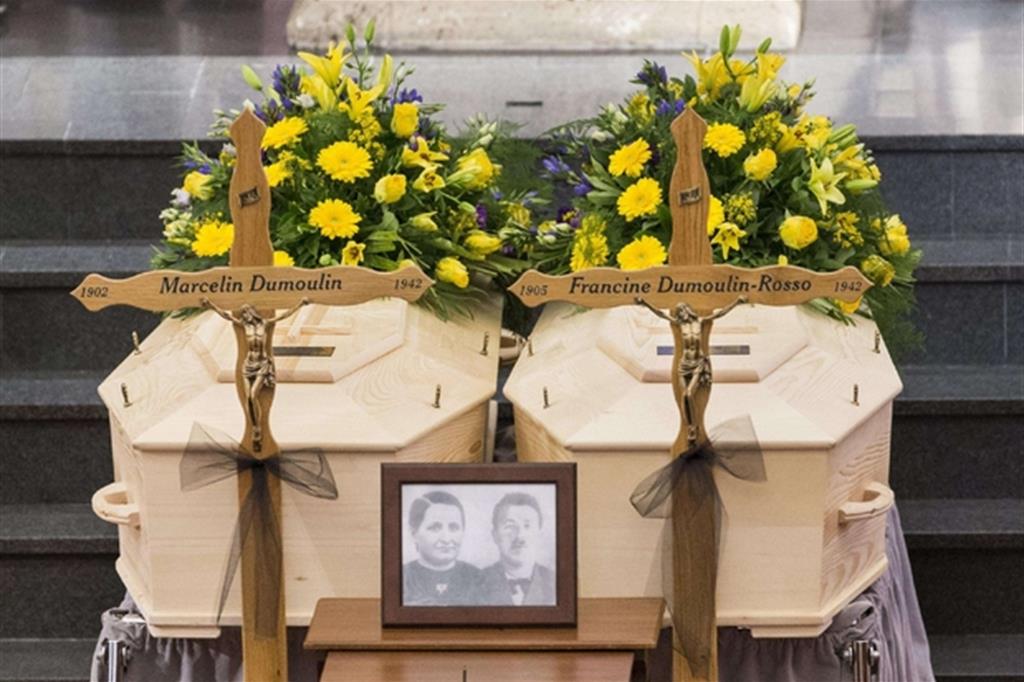 I funerali di Marcelin e Francine Dumoulin, ritrovati 75 anni dopo la scomparsa in montagna (Ansa)