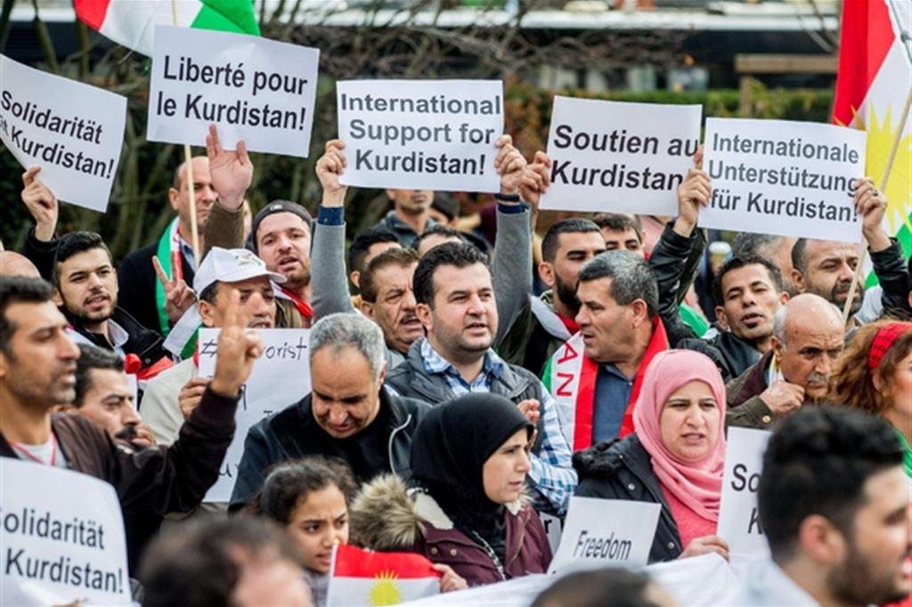 Corteo a Bruxelles della diaspora curda a sostegno del Kurdistan (Ansa/Epa)