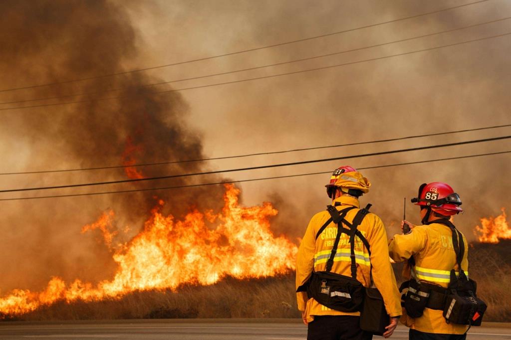 I vigili del fuoco cercano di contenere un incendio a Anaheim Hills in California (Ansa)