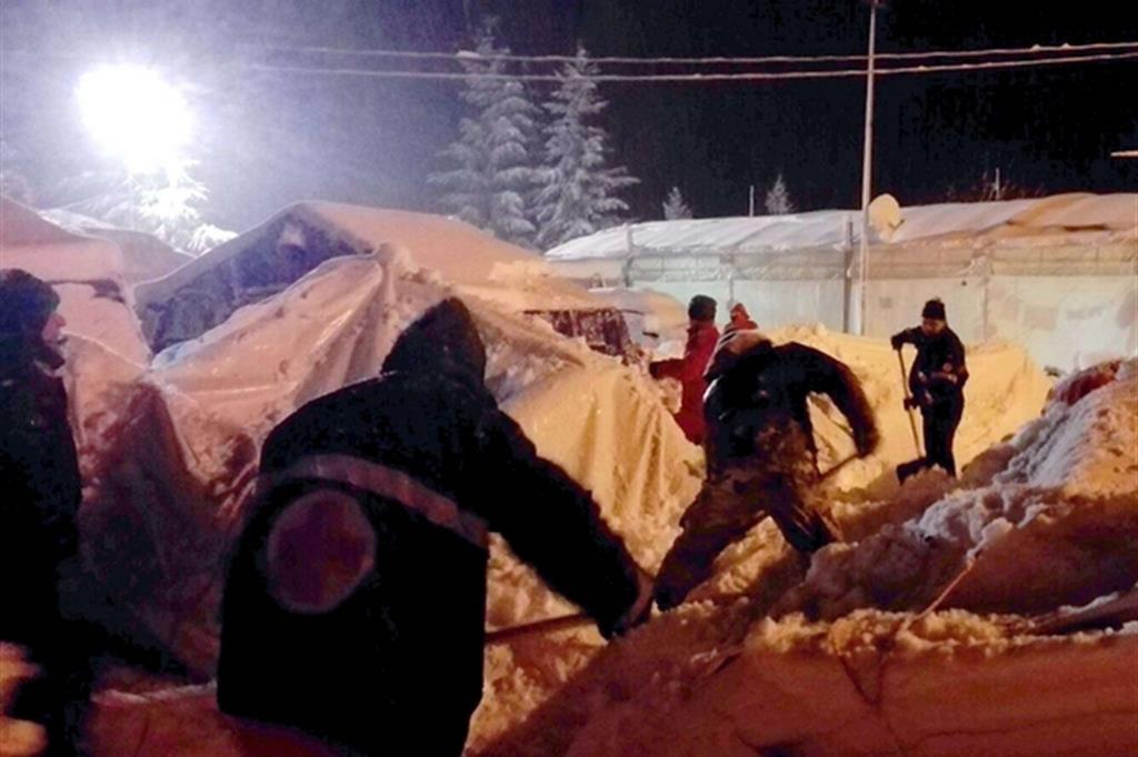 Una tenda della Croce rossa schiacciata dal peso della neve ad Ancarano, vicino a Norcia