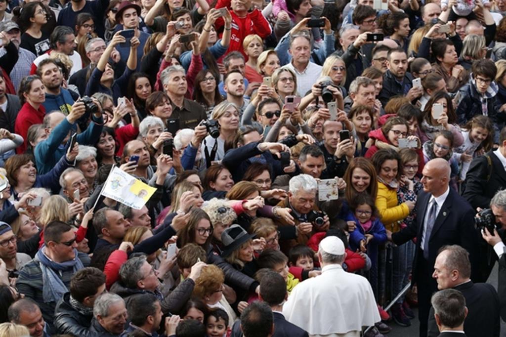 Papa a Carpi: mai intrappolati da macerie, è Gesù che risolleva la vita