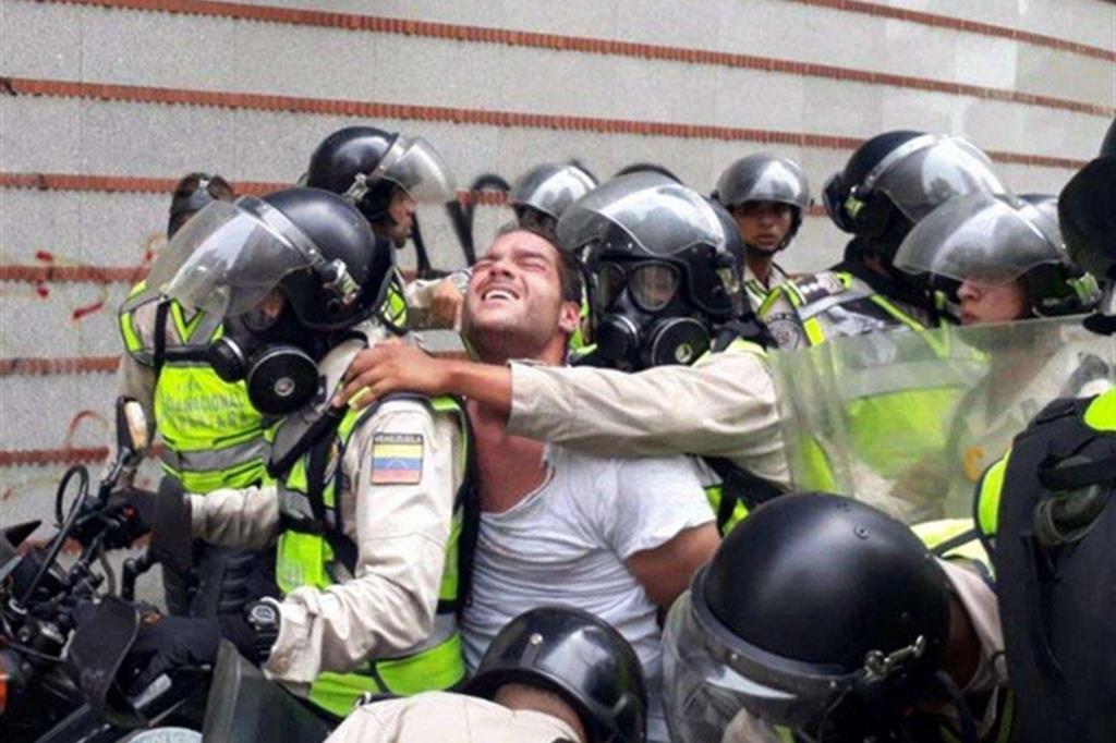 Un "arresto" compiuto dalla polizia nel centro della capitale Caracas (Ansa)