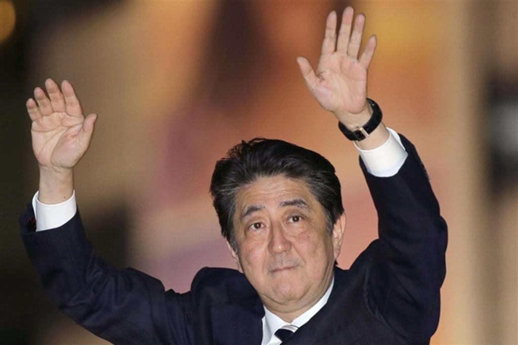 Il premier giapponese Shinzo Abe si avvia alla riconferma nel voto anticipato (Ansa)
