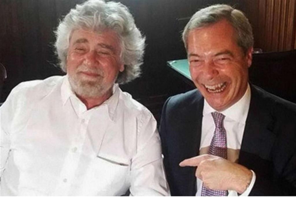 Beppe Grillo e  Nigel Farage in una foto postata sul blog di Grillo il  30 maggio 2014.