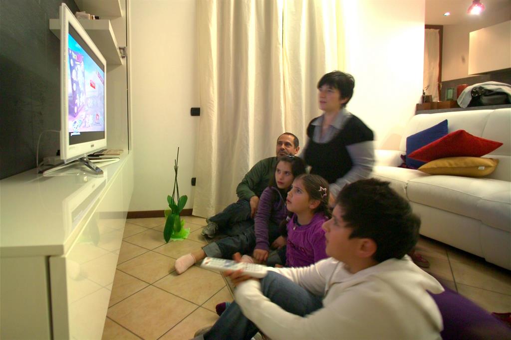 Una famiglia davanti alla televisione (foto Boato)