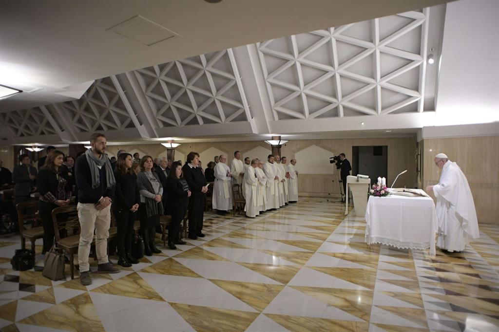 Papa Francesco stamani nella cappella di Casa Santa Marta (Osservatore Romano)