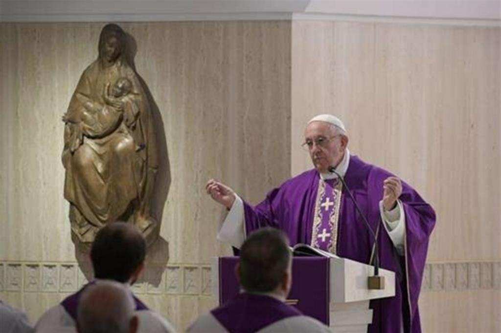 Il Papa: accettiamo le umiliazioni per assomigliare a Gesù