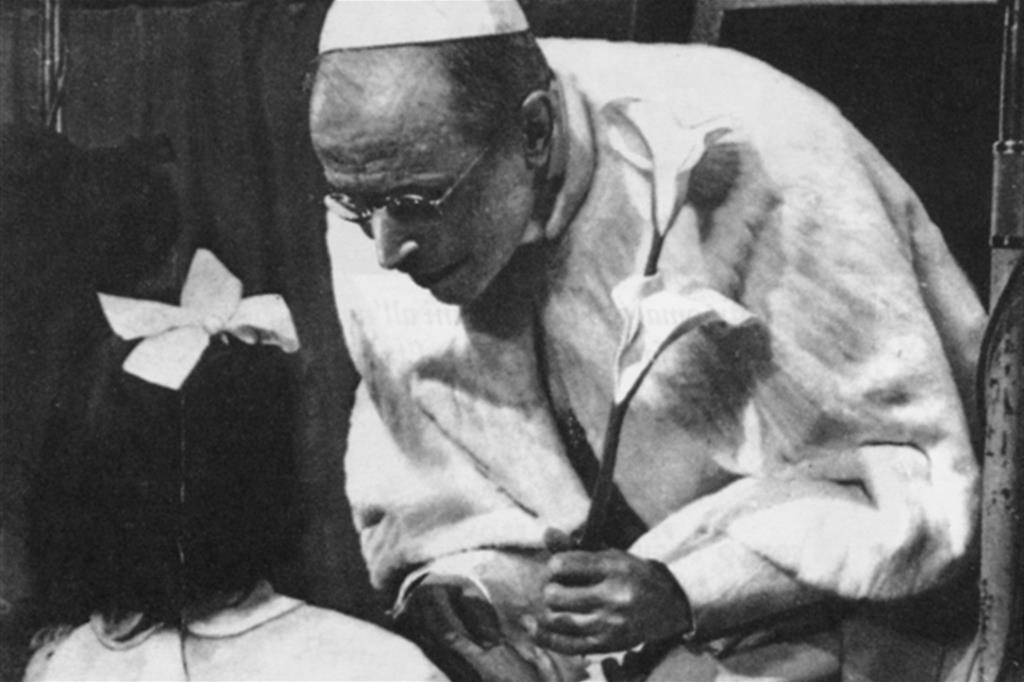 Papa Pio XII nel suo 80° compleanno riceve gli auguri da una bambina