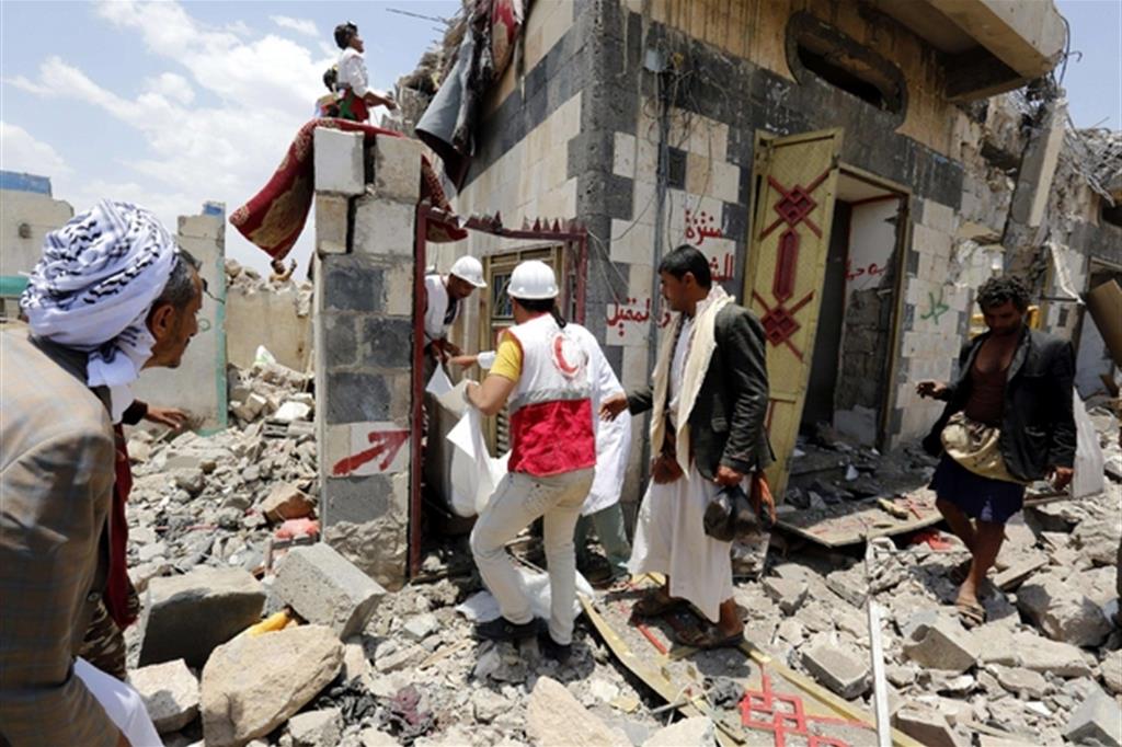 Gli effetti i un bombadamento a Sanaa, Yemen (Ansa)