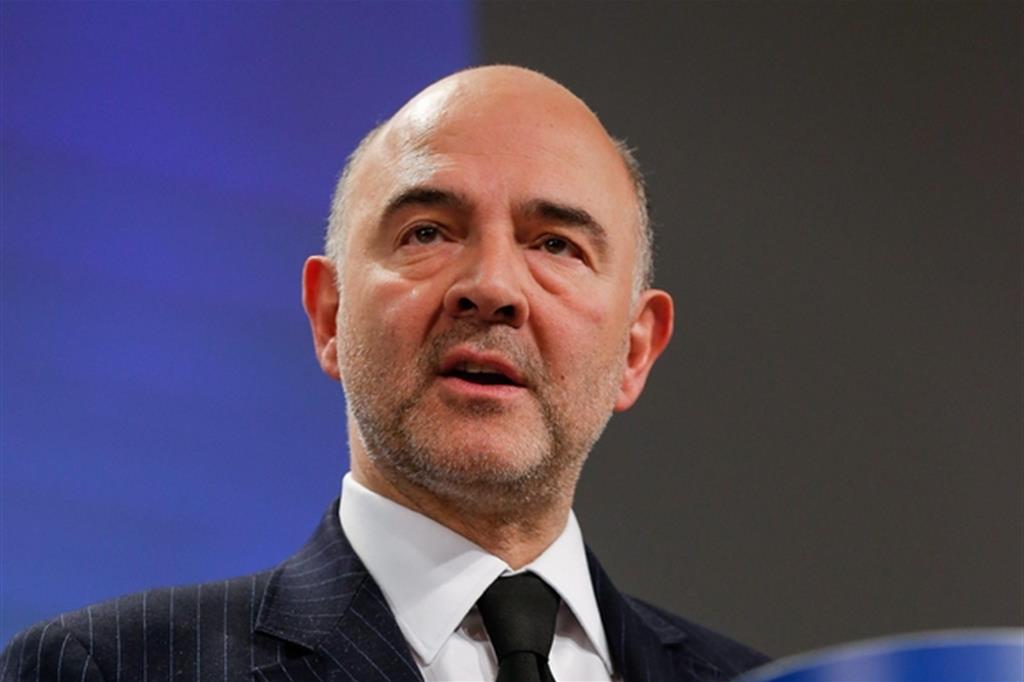Il commissario Ue Pierre Moscovici in conferenza stampa a Bruxelles