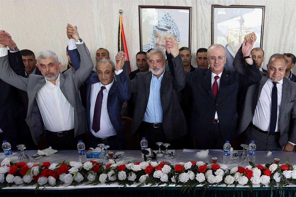 Il leader di Hamas a Gaza Yahya Al-Sinwar (primo a sinistra), il capo dell'intelligence palestinese Majed Faraj, il leader di Hamas Ismail Haniyeh, il premier palestinese Rami Hamdallah e il mediatore egiziano esultano durante la prima riunione del governo a Gaza dopo due anni (Epa)
