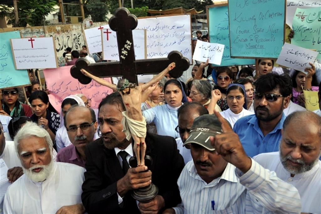 Una manifestazione contro le persecuzioni dei crisiani a Lahore (Ansa)