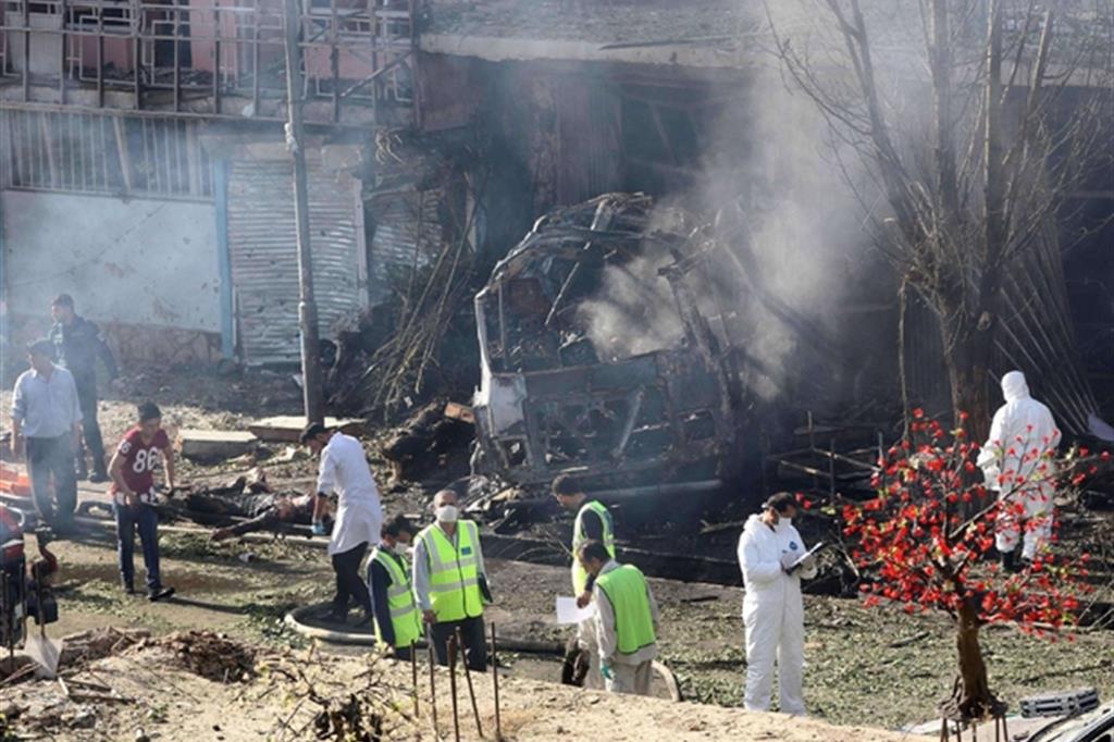 I primi rielivi dipo l'attentato kamikaze a Kabul (Ansa)