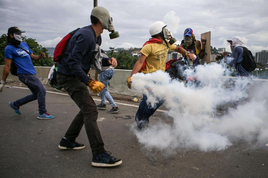 Scontri nei cortei anti Maduro a Caracas: in Venezuela le proteste vanno avanti da un mese (Ansa)