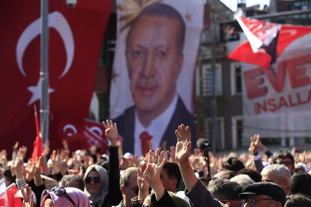Erdogan punta ai superpoteri con il referendum (Ansa)