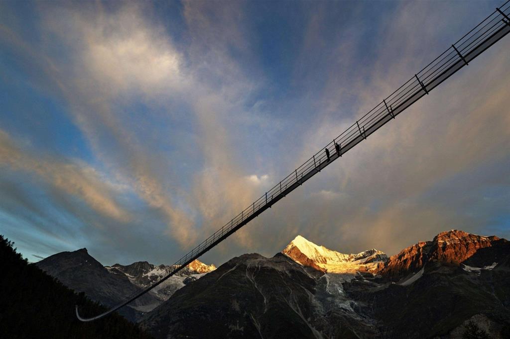 Inaugurato il ponte sospeso più lungo del mondo