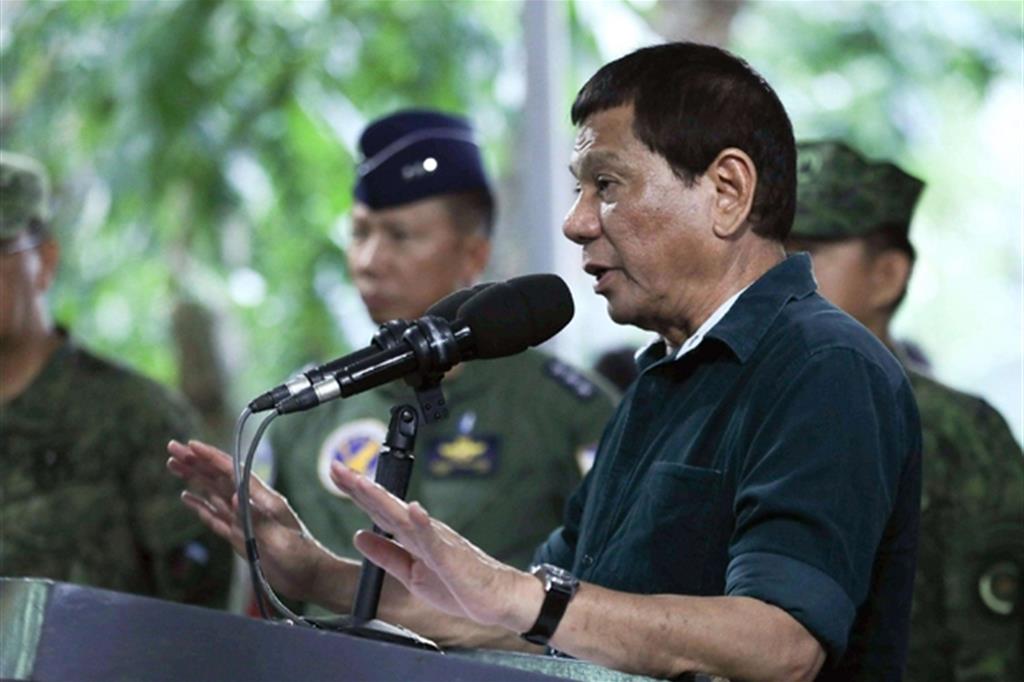 Il presidente filippino Rodrigo Duterte tra i militari (Epa)