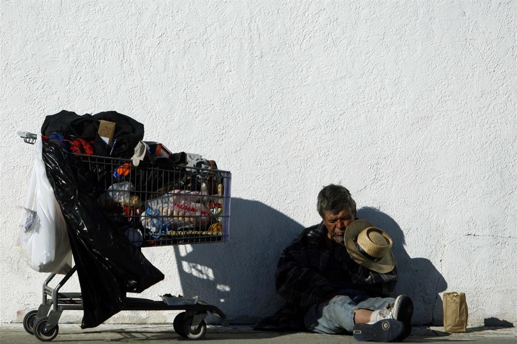 Un senzatetto a Los Angeles: nelle grandi città l'alto costo degli affiti contribuisce all'aumento degli homeless (Reuters)
