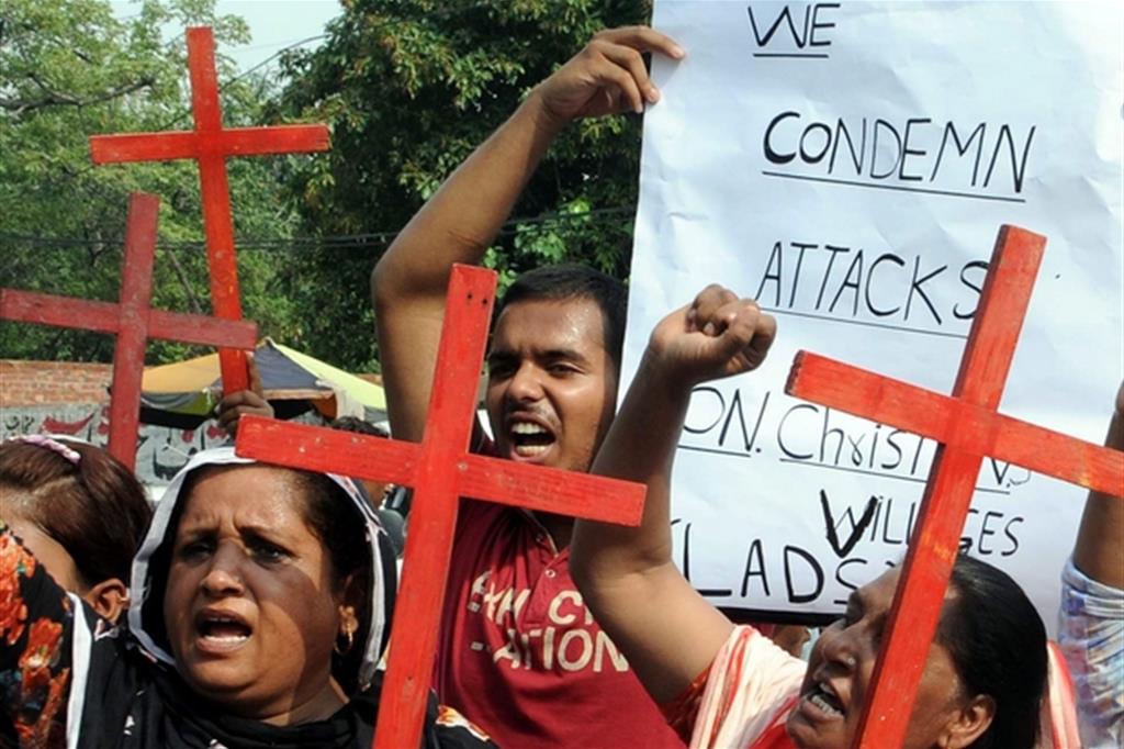 Una manifestazione, a Lahore nel Punjab pachistano, contro le persecuzioni dei cristiani (Epa)