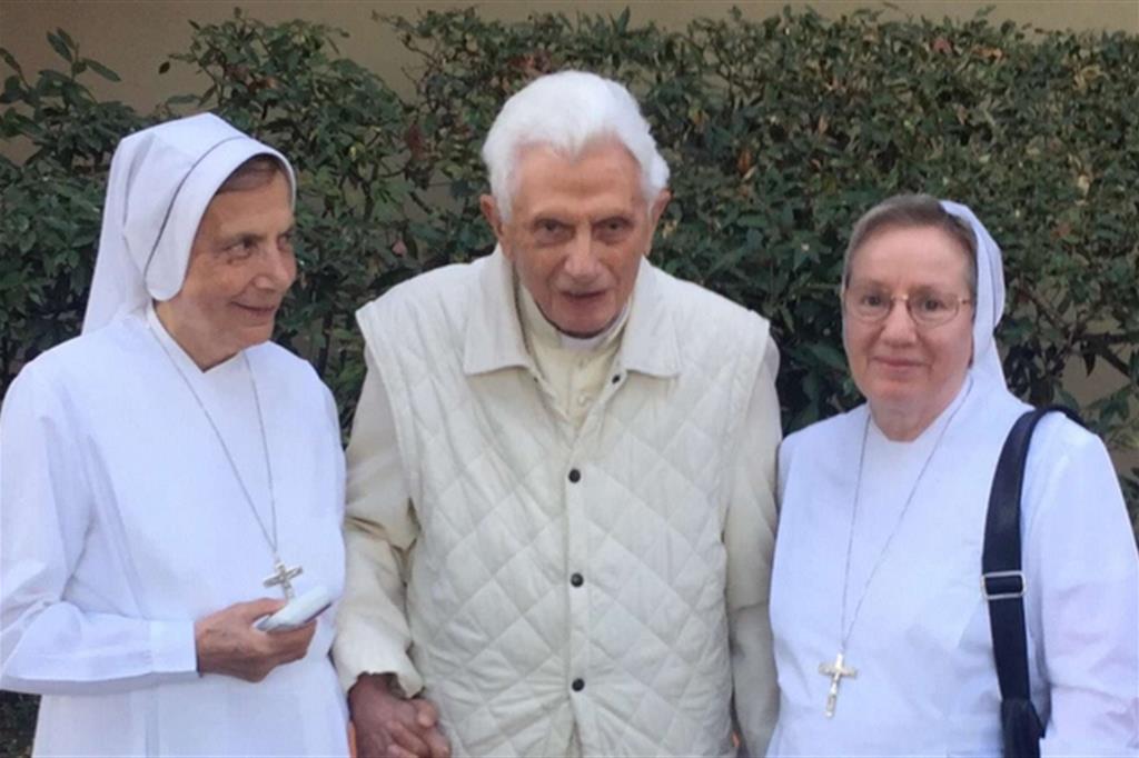 Mons. Gänswein: «Fake news smentite, Benedetto XVI sta bene»