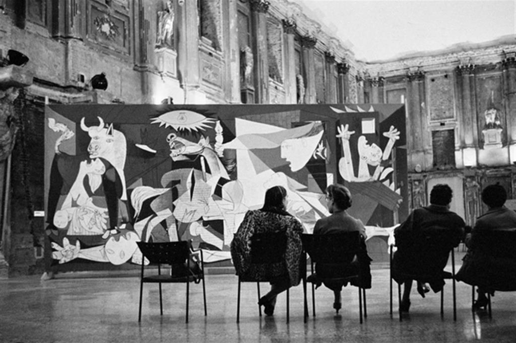 Guernica di Picasso esposto nel 1953 a Milano nella Sala delle Cariatidi (foto di René Burri)