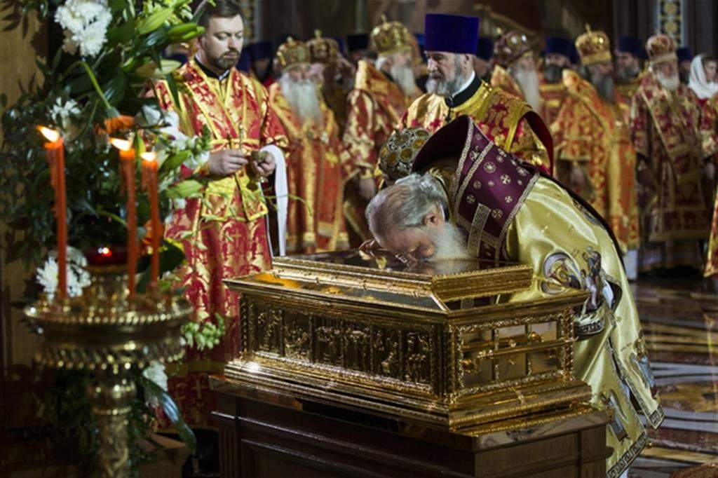 Il Patriarca Kirill bacia la reliquia di san Nicola (Ansa)