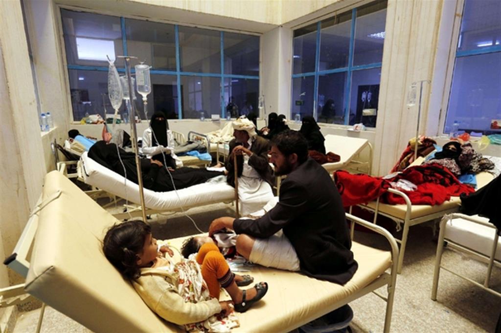 Pazienti colpiti da colera nell'ospedale di Sanaa (Epa)