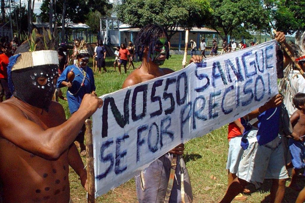 La protesta degli indios a Brasilia