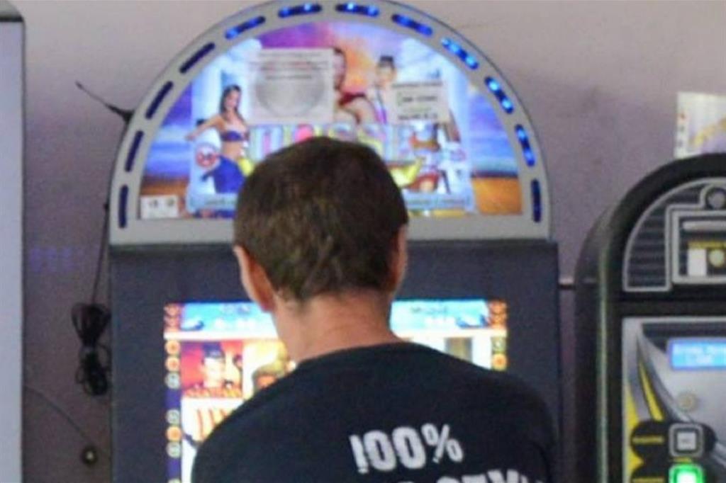 Videopoker e slotmachine in un bar (Fotogramma)