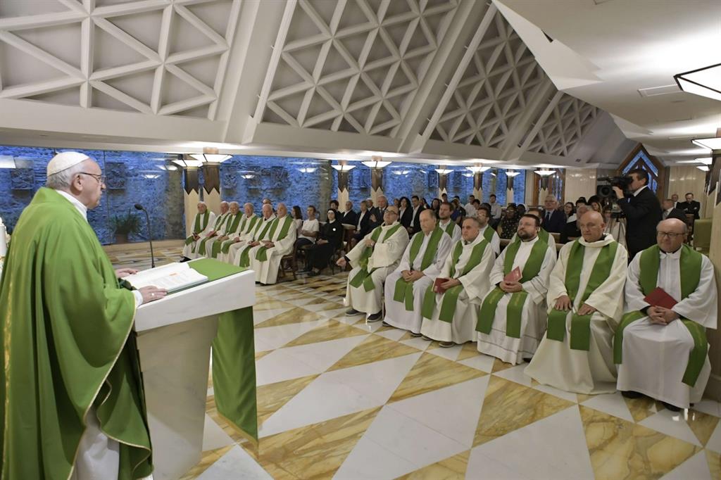 Papa Francesco celebra Messa a Santa Marta (Osservatore Romano)
