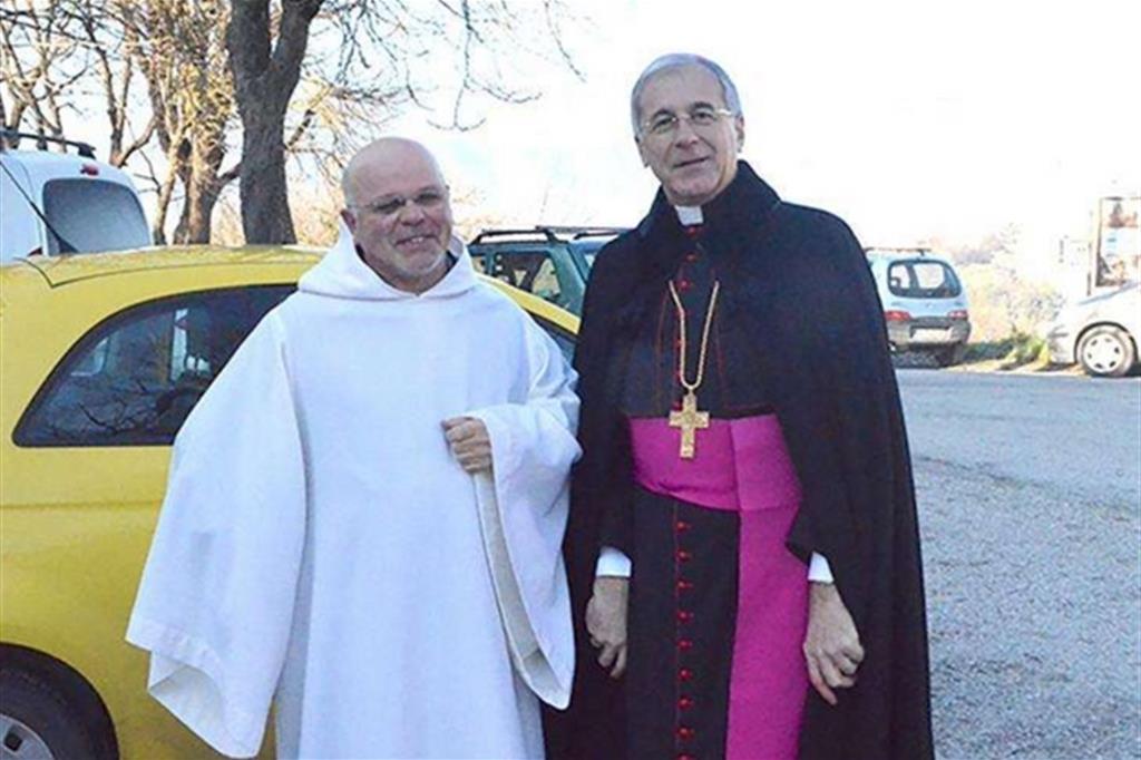 Don Gianfranco Formenton, nel mirino dei razzisti, con monsignor Renato Boccardo, arcivescovo di Spoleto-Norcia (AgenSir)