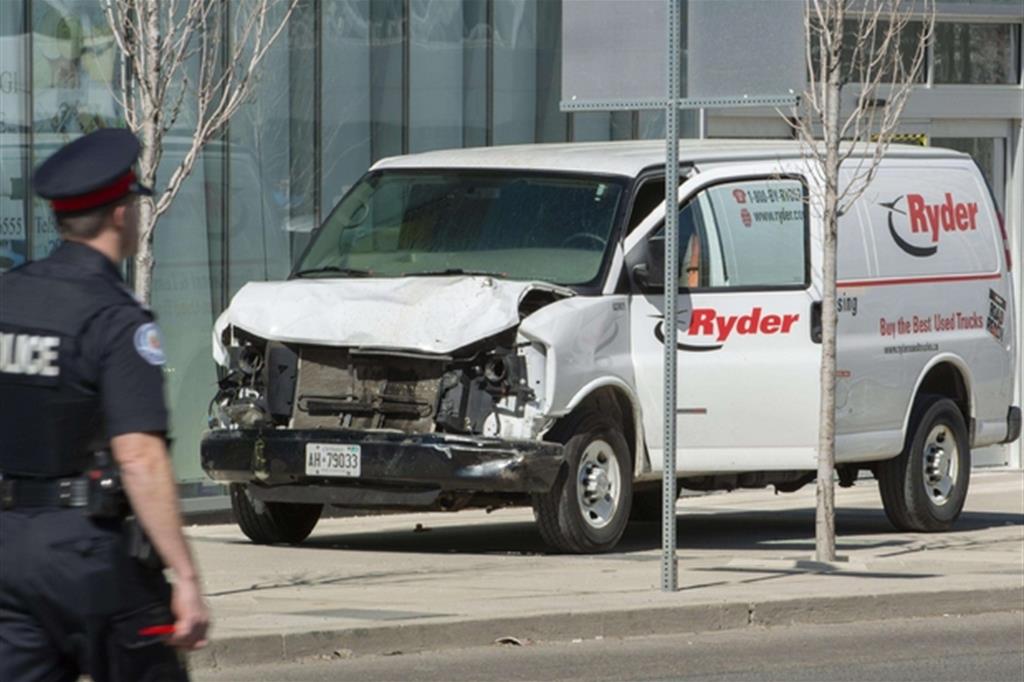 Il furgone assassino che ha investito i passanti a Toronto (Ansa)