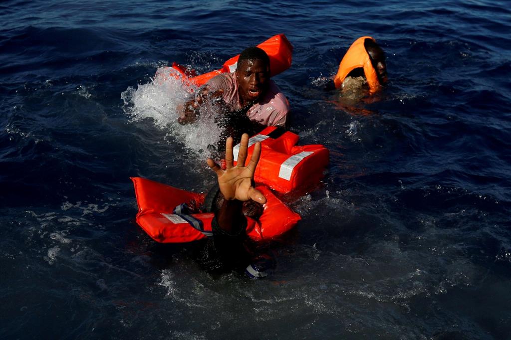 Il salvataggio in mare di alcuni migranti (Reuters)