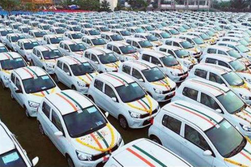Miliardario indiano dona 600 automobili ai suoi dipendenti