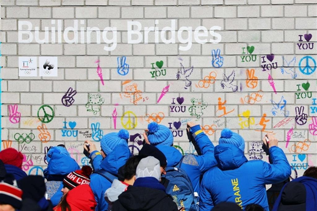 Un muro che rompendosi va a formare un ponte: è questo il messaggio del murales della tregua olimpica inaugurato nella contea di Pyeong Chang, in Corea del Sud dove il 9 febbraio si aprono i Giochi Olimpici invernali. - 