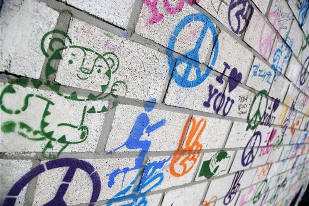 I murales della tregua olimpica sono stati progettati per "cambiare la percezione del muro da negativo in positivo, rafforzando il messaggio di pace e condivisione" che questa edizione della rassegna a cinque cerchi vuole trasmettere. - 