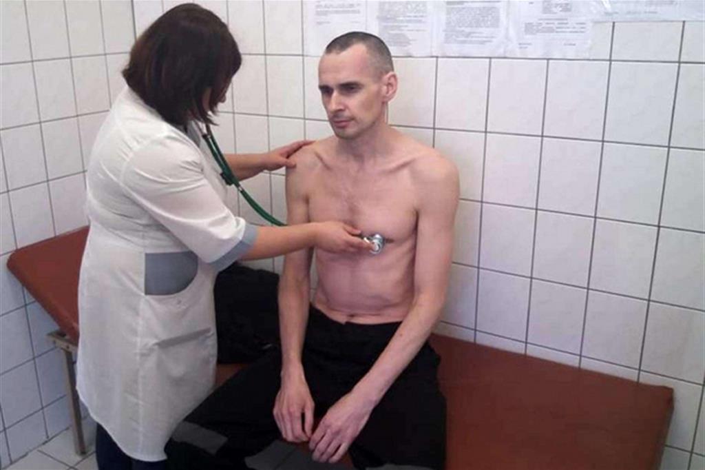 Il regista ucraino Oleh Sentsov nell'infermeria del carcere di Labytnangi, nella regioone russa di Yamalo-Nenets (Ansa)
