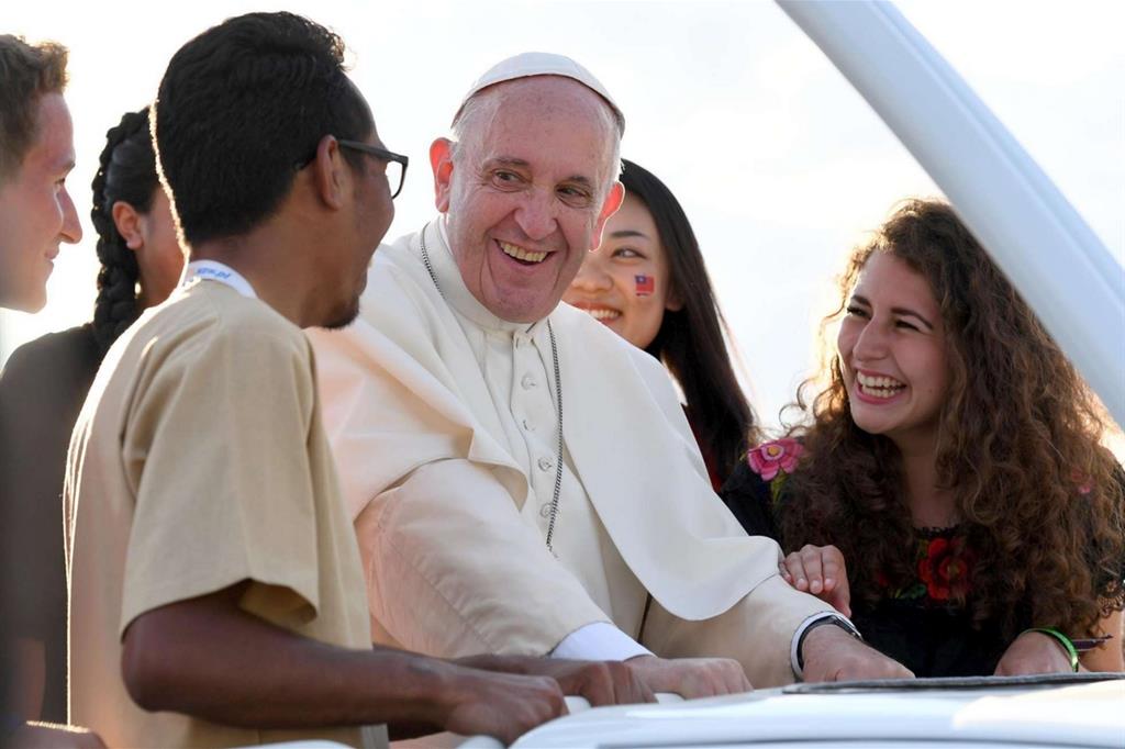 Il Papa ai giovani: il sesso è un dono di Dio, non un tabù