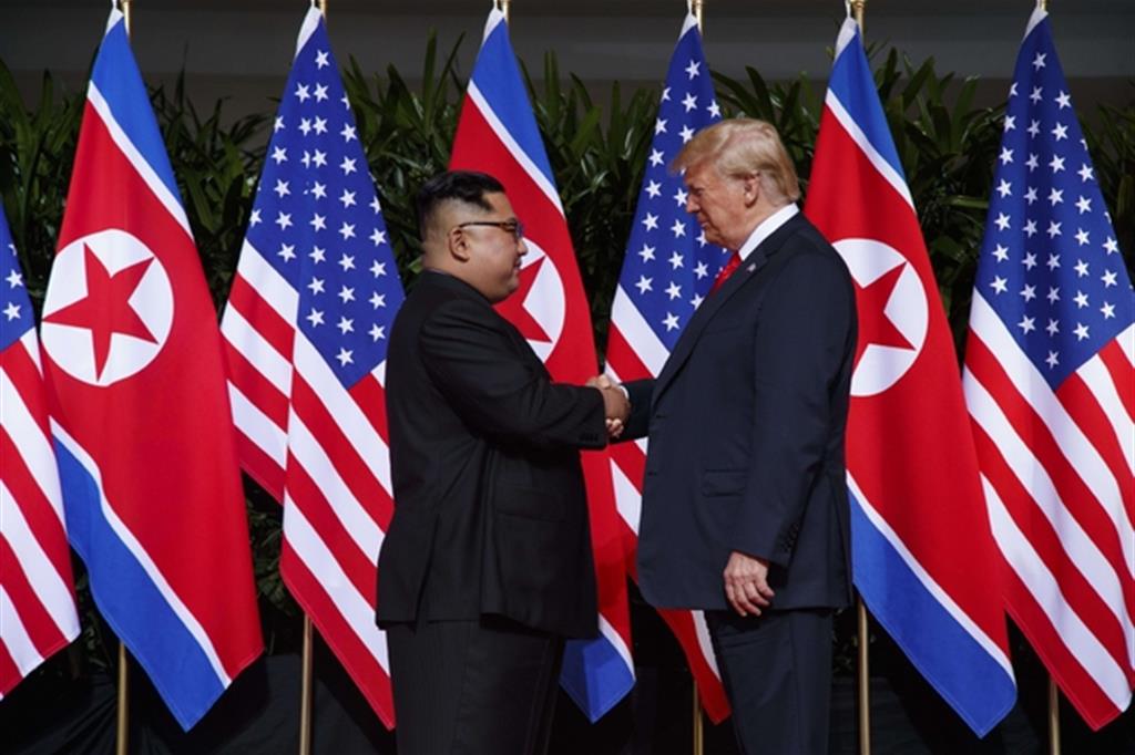 Trump-Kim, stretta di mano storica, ma pochi passi concreti