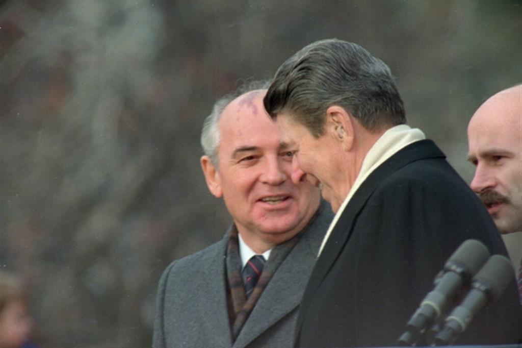Donald Reagan e Michail Gorbaciov in un vertice alla Casa Bianca l'8 dicembre 1987 alla Casa Bianca