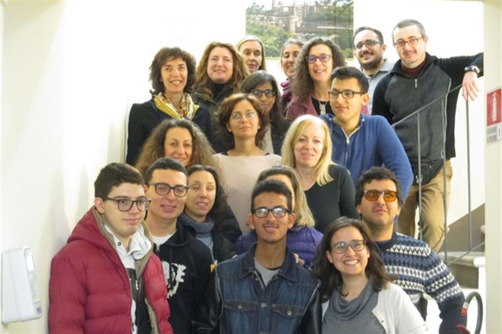 Il gruppo di non vedenti che ha partecipato al primo corso per sostenere l’esame europeo di lingue