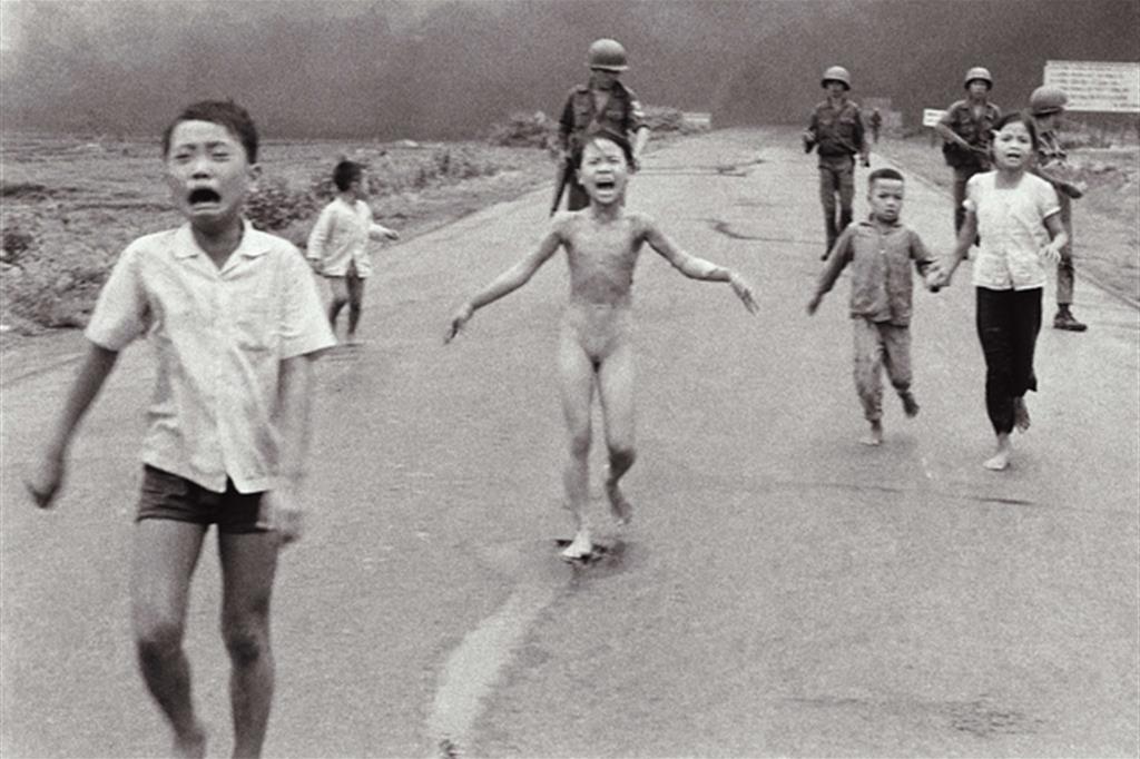 Foto simbolo: 8 giugno 1972, Kim Phúc fugge da un villaggio con altri bambini (Nick Út)