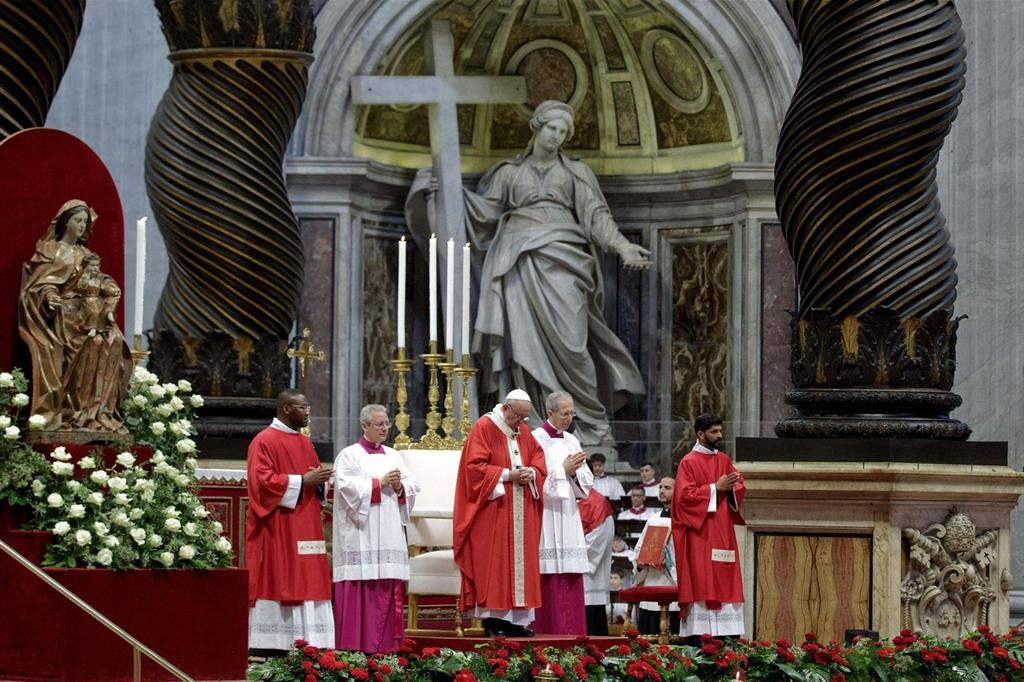 Papa Francesco ha presieduto domenica la Messa di Pentecoste nella Basilica di San Pietro in Vaticano (Ansa)