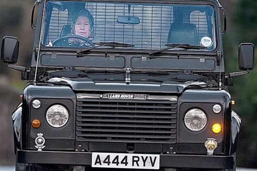 La regina Elisabetta II d'Inghilterra al volante della sua Land Rover Defender in un'immagine di qualche anno fa