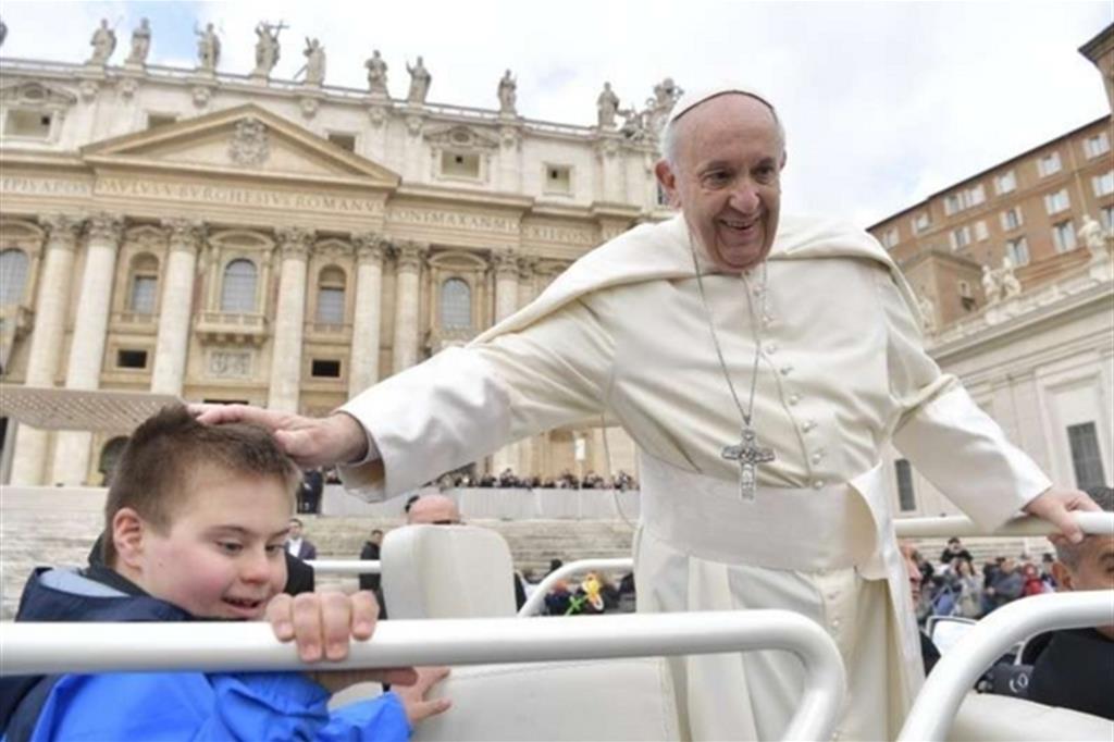 Prima dell'udienza papa Francesco ha fatto fermare la papamobile per prendere a bordo un bambino down, sorridente con la sua giacca a vento azzurra (Osservatore Romano)