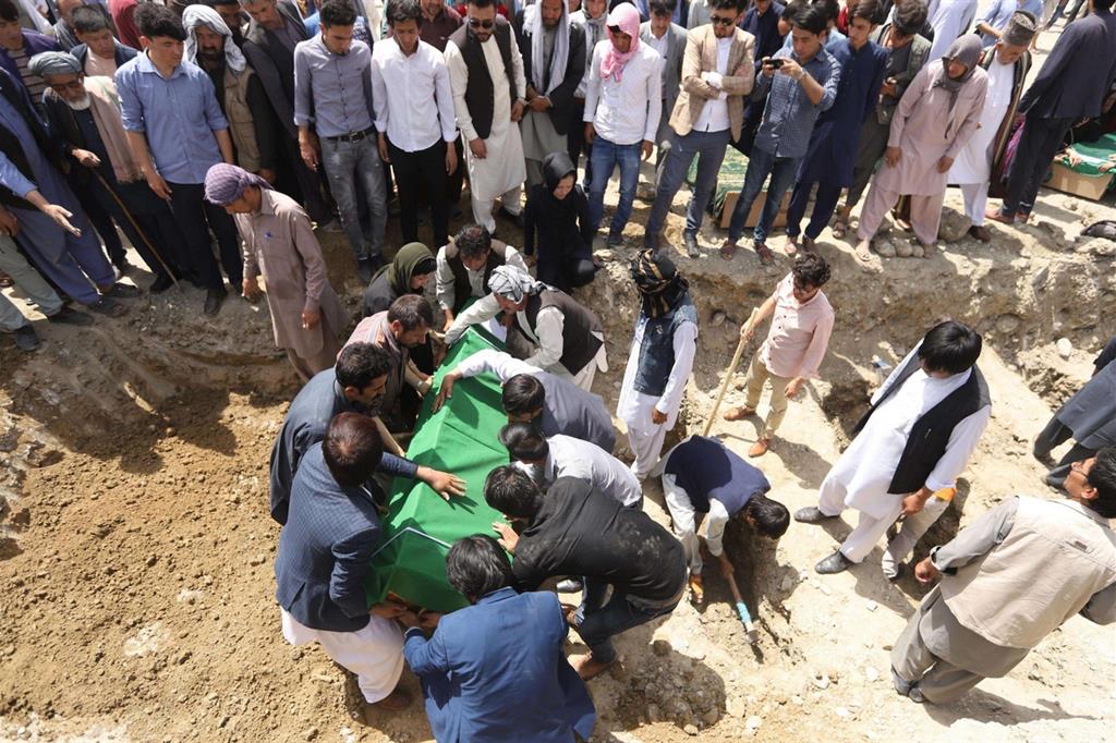 Parenti piangono gli studenti uccisi a Kabul durante il funerale