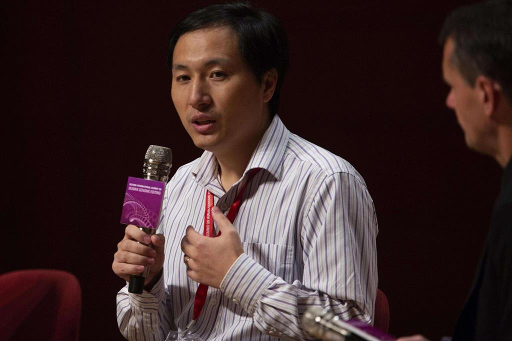 Lo scienziato cinese He Jiankui (Ansa)