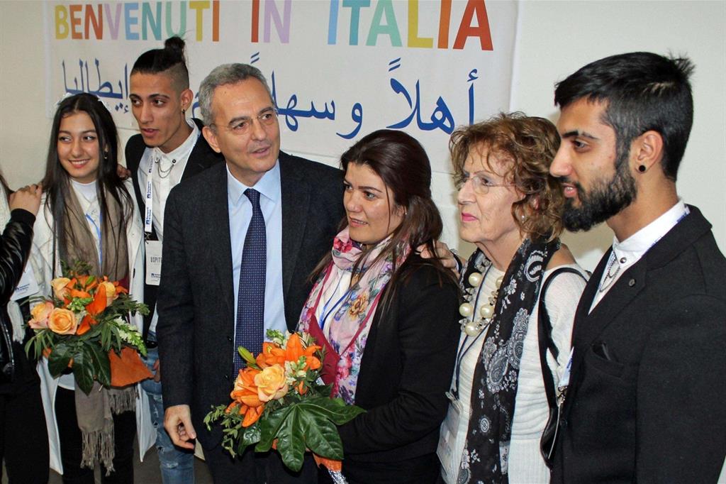 Marco Impagliazzo (al centro), presidente di Sant'Egidio, accoglie i rifugiati arrivati da Beirut
